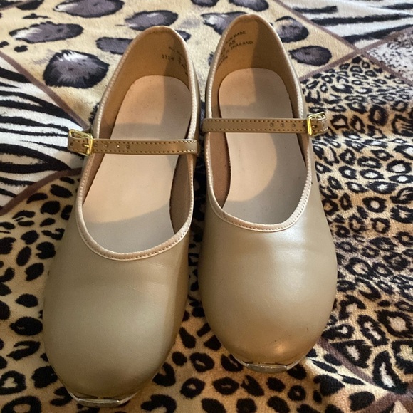 🌻🌻🌻Kids tan tap shoes made in Thailand great condition - Picture 1 of 5